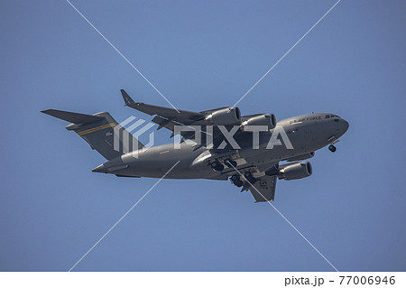 着陸体制のアメリカ軍の大型輸送機 C-17Aグローブマスター（福生市・東京） 77006946