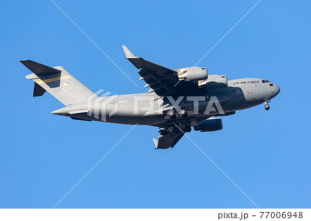 着陸体制のアメリカ軍の大型輸送機 C-17Aグローブマスター（福生市・東京） 77006948