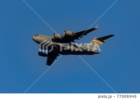 離陸したアメリカ軍の大型輸送機 C-17Aグローブマスター（福生市・東京） 77006949