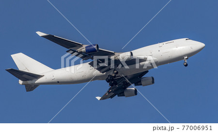 横田基地に飛来する民間の貨物機（福生市・東京） 77006951