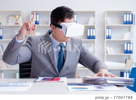 Businessman with virtual reality glasses in the office 77007788