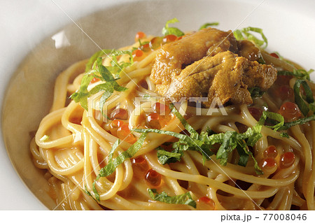 湯気が立つ生ウニとイクラが乗っているウニクリームソースパスタ 77008046
