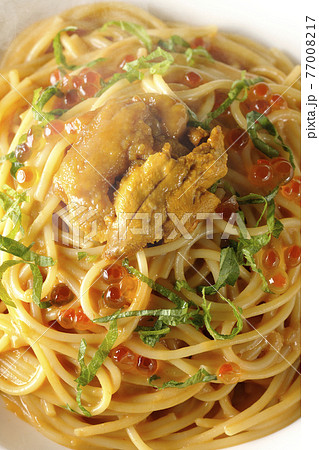 湯気が立つ、生ウニとイクラが乗っているウニクリームソースパスタ（俯瞰） 77008217