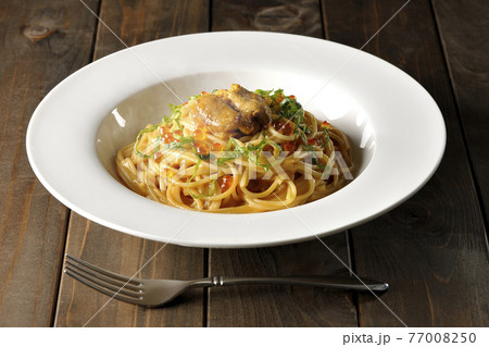 湯気が立つ、生ウニとイクラが乗っているウニクリームソースパスタとフォーク 湯気が立つ、生ウニとイクラが乗っているウニクリームソースパスタとフォーク 77008250