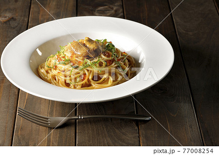 湯気が立つ、生ウニとイクラが乗っているウニクリームソースパスタとフォーク 77008254