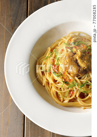 湯気が立つ、生ウニとイクラが乗っているウニクリームソースパスタを俯瞰で撮影 77008285