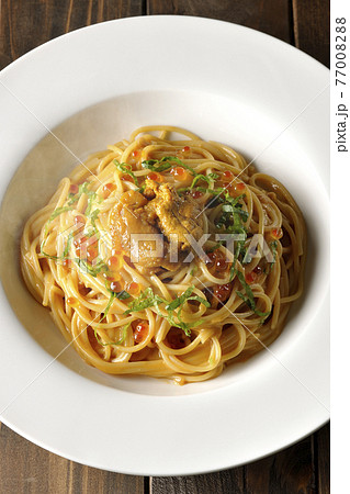 湯気が立つ、生ウニとイクラが乗っているウニクリームソースパスタを俯瞰で撮影 77008288