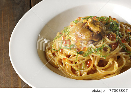 湯気が立つ、生ウニとイクラが乗っているウニクリームソースパスタ 77008307