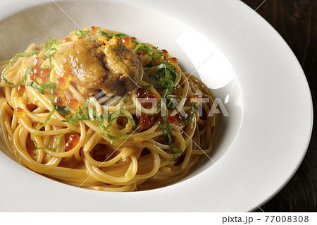 湯気が立つ、生ウニとイクラが乗っているウニクリームソースパスタ 湯気が立つ、生ウニとイクラが乗っているウニクリームソースパスタ 77008308