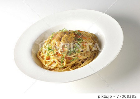 湯気が立つ、生ウニとイクラが乗っているウニクリームソースパスタを白背景で撮影 湯気が立つ、生ウニとイクラが乗っているウニクリームソースパスタを白背景で撮影 77008385