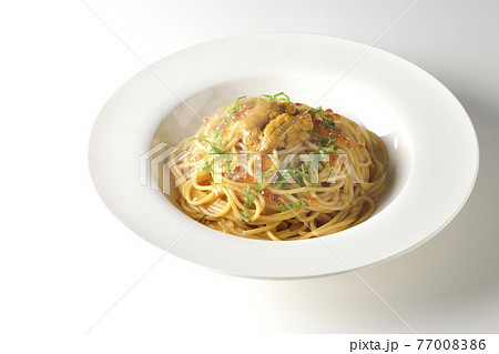 湯気が立つ、生ウニとイクラが乗っているウニクリームソースパスタを白背景で撮影 77008386