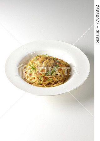 湯気が立つ、生ウニとイクラが乗っているウニクリームソースパスタを白背景で撮影 77008392