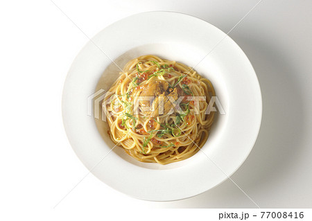 湯気が立つ、生ウニとイクラが乗っているウニクリームソースパスタを白背景で撮影（俯瞰） 77008416