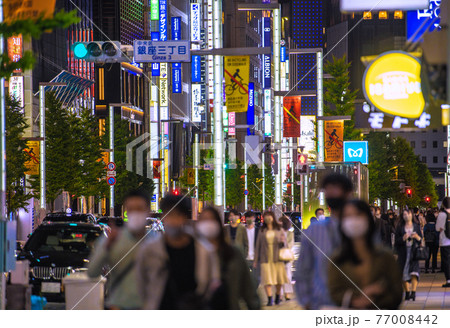 日本の東京都市景観　3度目の宣言初日。多くの人出…もはや国民には響かない…＝4月25日、銀座 77008442