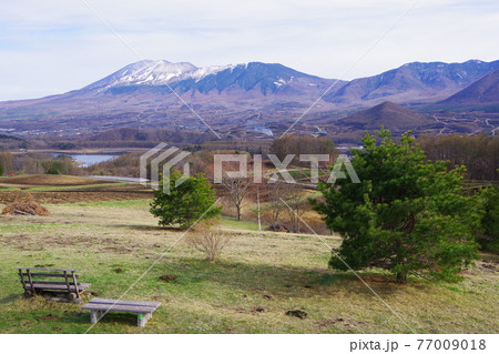 群馬県嬬恋村愛妻の丘から見る浅間山 77009018