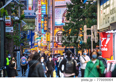 日本の東京都市景観　3度目の宣言初日。多くの人出…もはや国民には響かない…＝4月25日、秋葉原 77009064