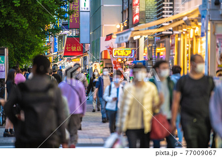 日本の東京都市景観　3度目の宣言初日。多くの人出…もはや国民には響かない…＝4月25日、秋葉原 77009067