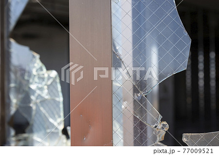 割れた窓ガラス 77009521