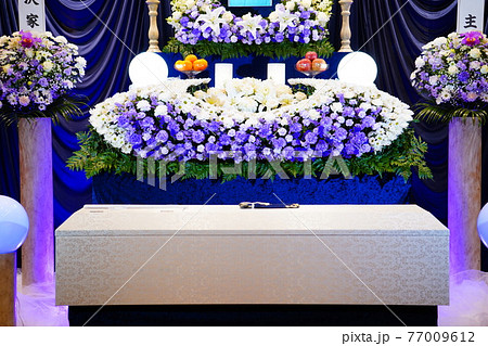 ダリアが入ったお洒落な花祭壇 77009612