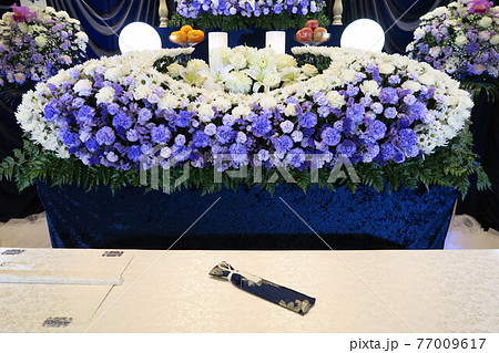 カサブランカが入ったお洒落な花祭壇 カサブランカが入ったお洒落な花祭壇 77009617