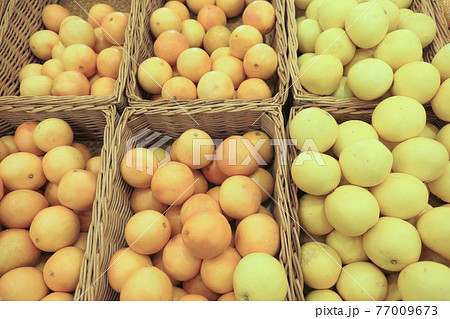 Oranges at a market 77009673