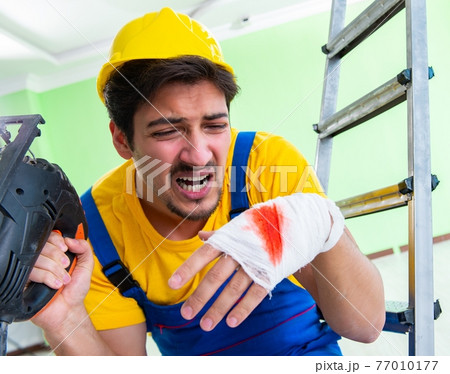 Injured worker at the work site 77010177