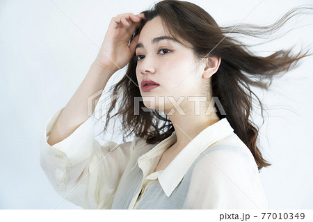 髪がなびく女性のビューティーポートレートの写真素材