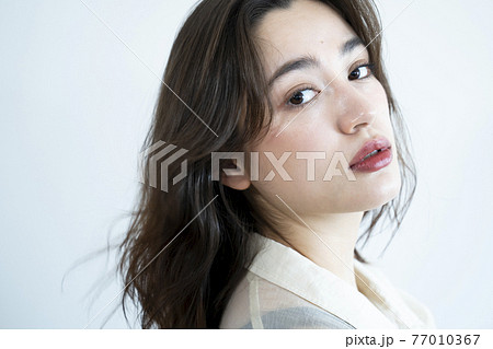 若い女性のビューティーポートレート 77010367