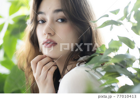 ボタニカルな女性のビューティーポートレート 77010413