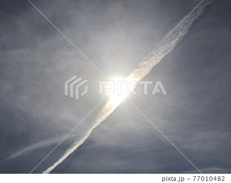 太陽にかかる飛行機雲 77010482