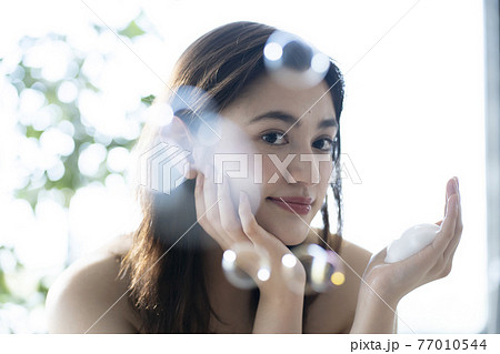 洗顔をする女性 77010544