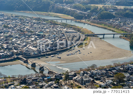山口県岩国市　山頂の岩国城からの錦帯橋の眺め 77011415