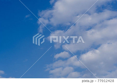 春の青空と雲 春の青空と雲 77012428