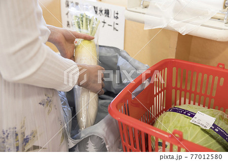 スーパーで買い物した商品をマイバッグに詰める女性手元　サッカー 台 77012580
