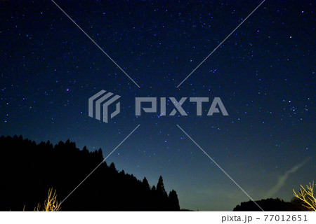黒川温泉の星空　満天の星空　冬の星座　熊本県阿蘇郡南小国町　 77012651