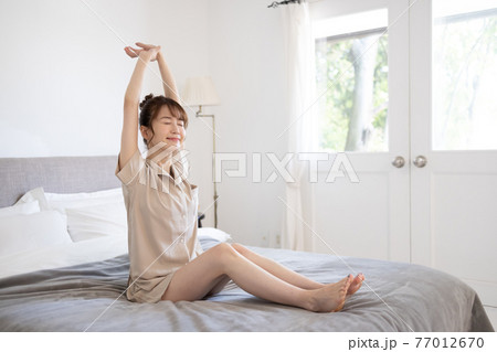 気持ちよく起きるかわいい女性 77012670