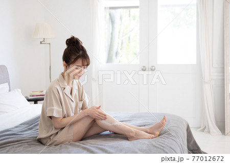 保湿クリームを塗るかわいい女性 保湿クリームを塗るかわいい女性 77012672