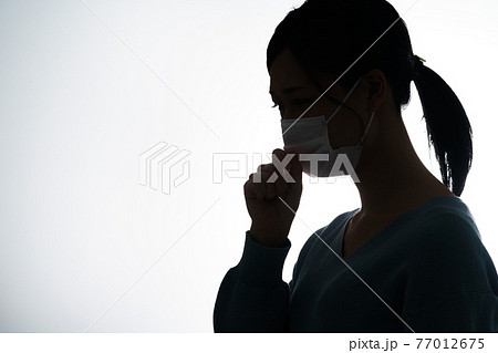 女性　咳　シルエット 77012675