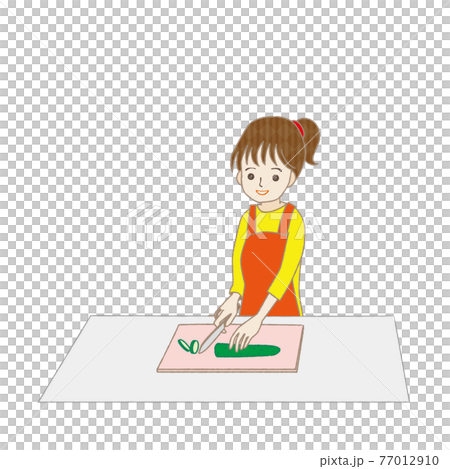 包丁できゅうりを切る女性 77012910