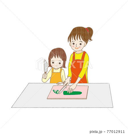親子で料理 包丁でキュウリを切る 77012911