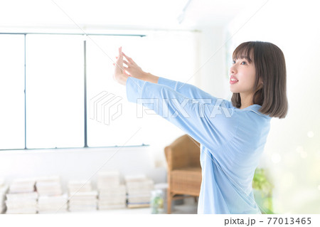 女性の朝のリラックスタイム 77013465