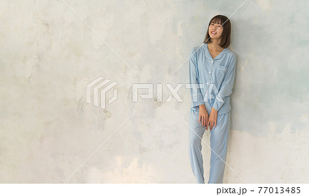 女性の朝のリラックスタイム 77013485