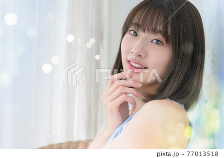 私は顔に触れてカメラの方に向く 77013518