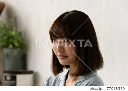 可愛い女性のポートレート 77013520