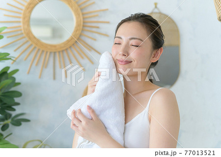 可愛い女性のポートレート 77013521