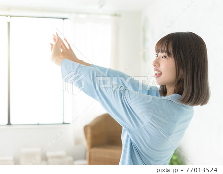 女性の朝のリラックスタイム 77013524