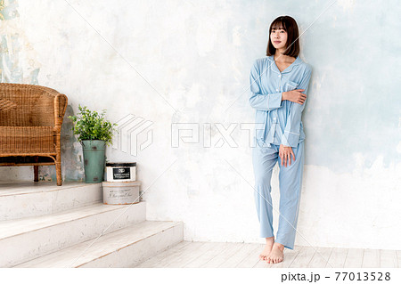 女性の朝のリラックスタイム 女性の朝のリラックスタイム 77013528
