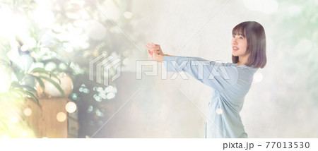 女性の朝のリラックスタイム 77013530