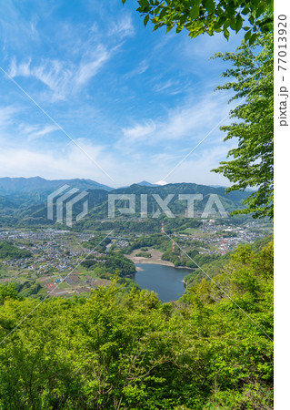展望休憩所から見た津久井湖と相模原市街(南高尾山稜) 展望休憩所から見た津久井湖と相模原市街(南高尾山稜) 77013920