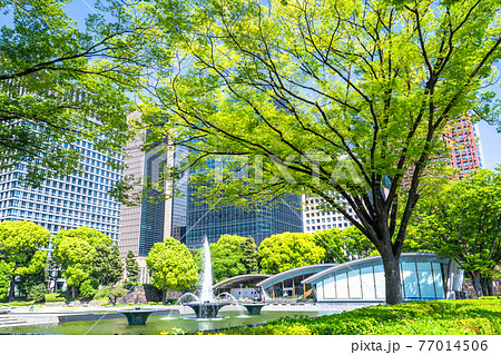 《東京都》新緑の丸の内オフィス街・和田倉噴水公園 77014506